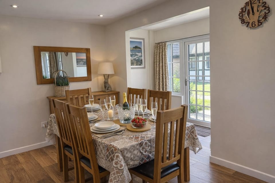 Food and drinks, Dining area, Food