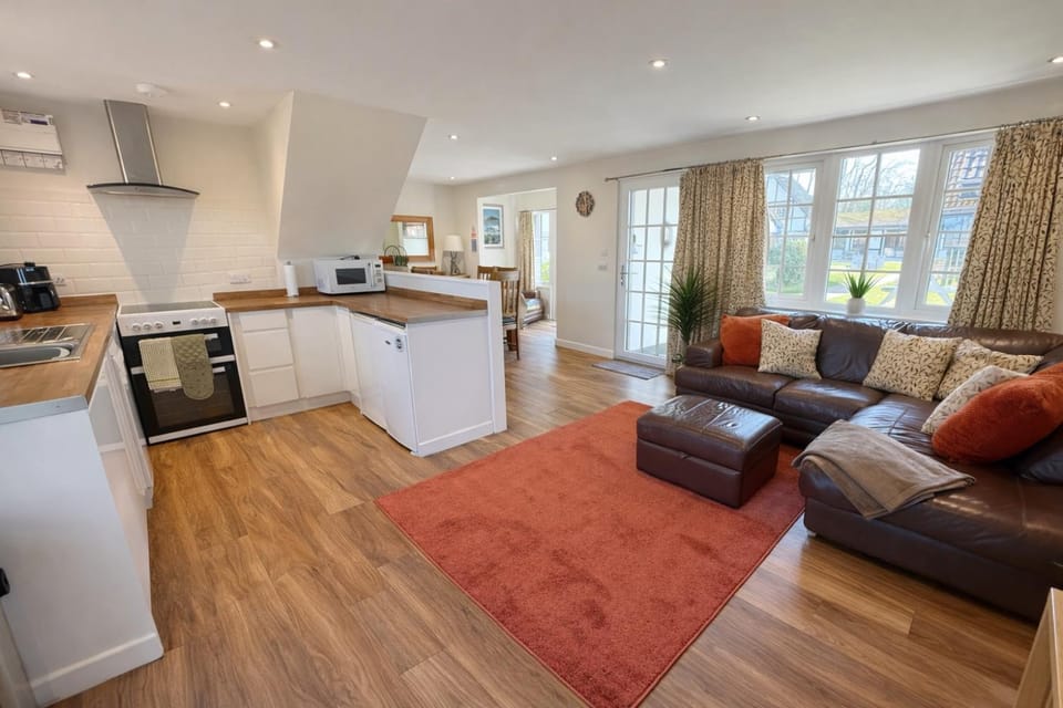 Coffee/tea facilities, Kitchen or kitchenette, Living room, Dining area, dishwasher, oven, stove, toaster