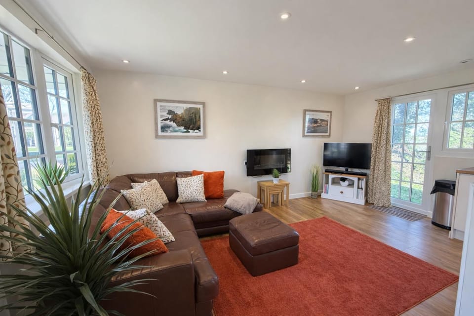 TV and multimedia, Living room, Seating area, Evening entertainment