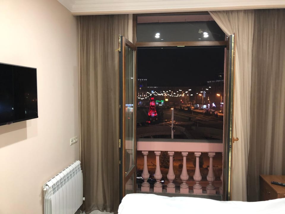 Квартира около станции метро с балконами Apartment in Yerevan
