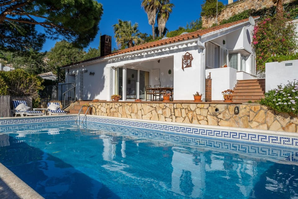 Property building, Swimming pool, Swimming pool, sunbed
