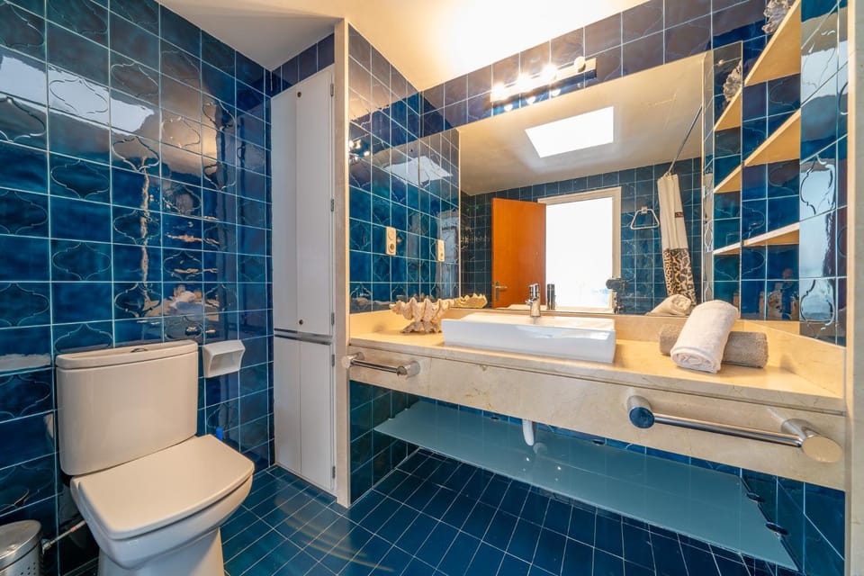 Shower, Toilet, Bathroom, Bath, towels