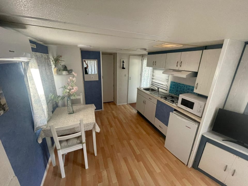 Kitchen or kitchenette, Dining area, stove