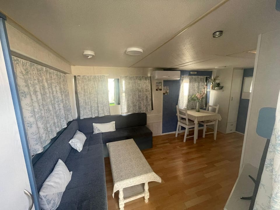 TV and multimedia, Kitchen or kitchenette, Living room, Photo of the whole room, Seating area, Dining area