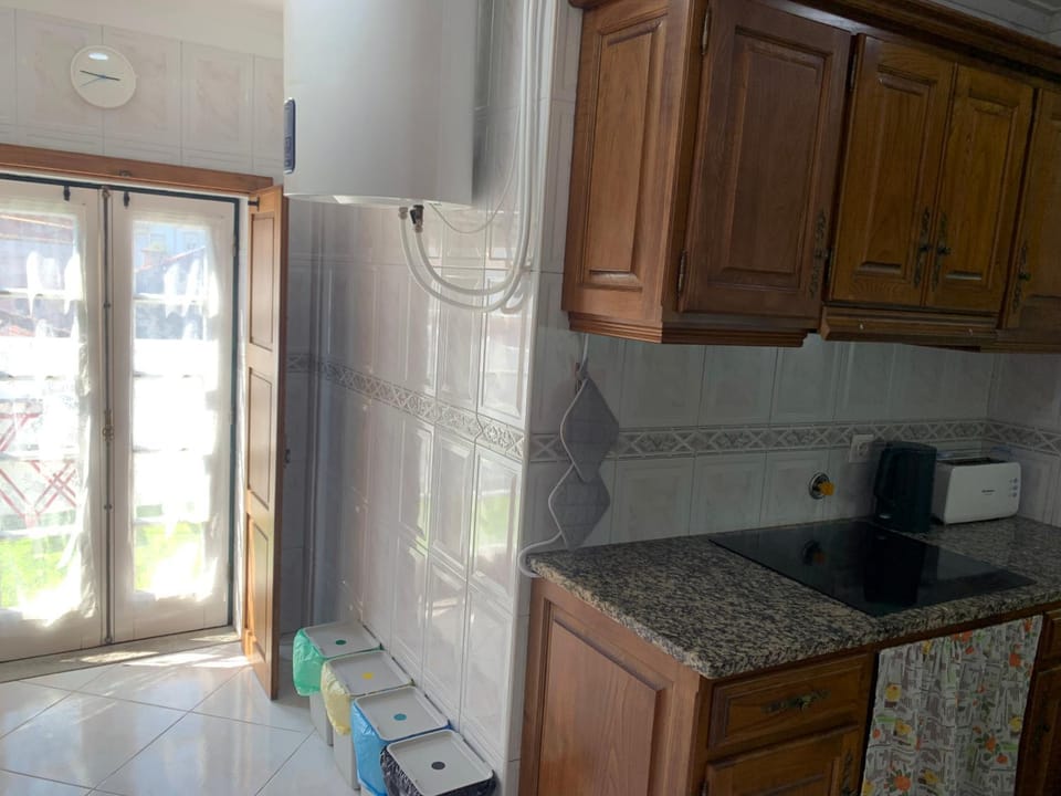 Kitchen or kitchenette, dishwasher, stove