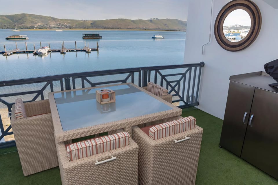 Natural landscape, Balcony/Terrace, Seating area, Dining area