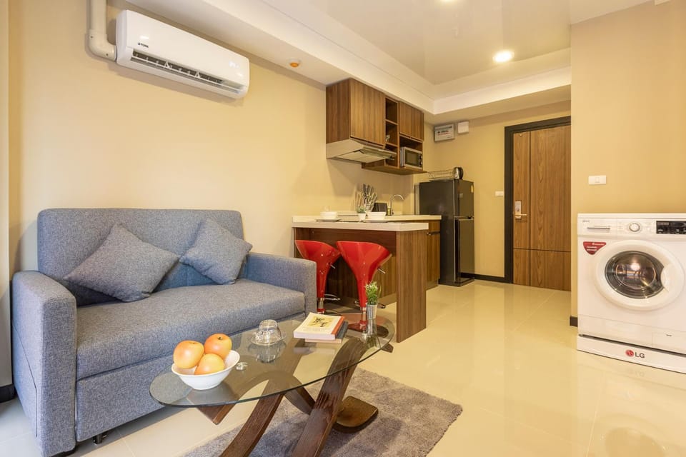 Coffee/tea facilities, Kitchen or kitchenette, Living room, Seating area, Dining area