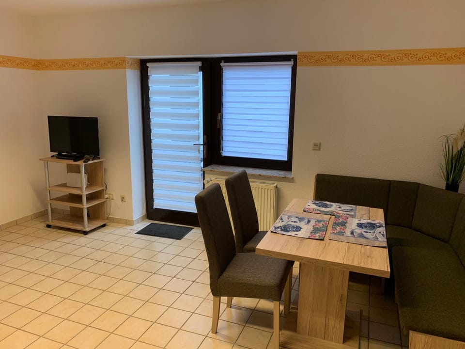 TV and multimedia, Living room, Seating area, Dining area