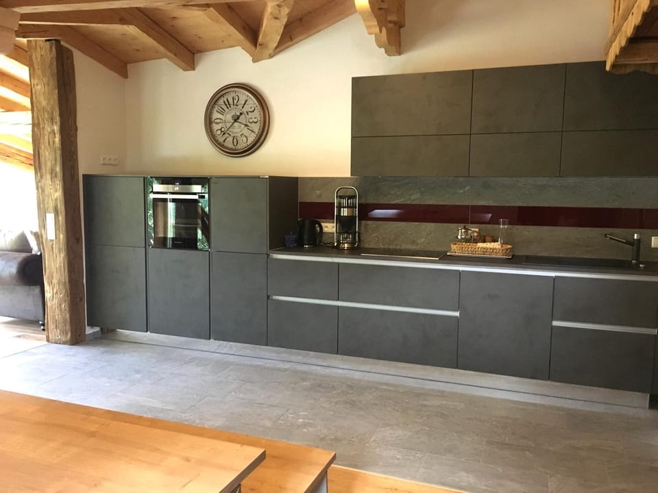 Coffee/tea facilities, Kitchen or kitchenette, Photo of the whole room, Decorative detail, Dining area