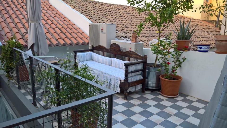 Under the Acropolis, tiny room, big terrace Apartment in Plaka