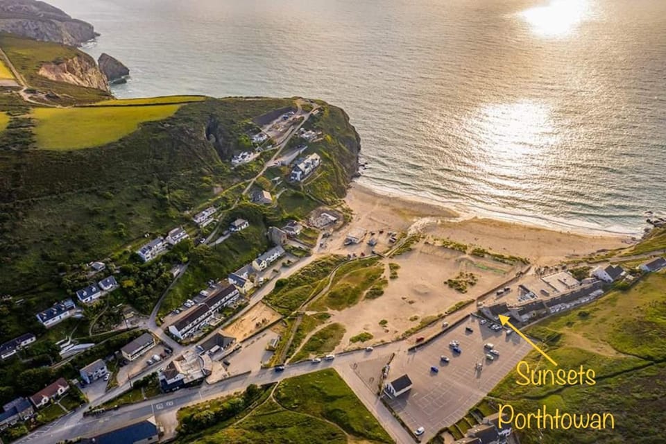 Sunsets In Porthtowan, Beachfront apartment Apartment in England