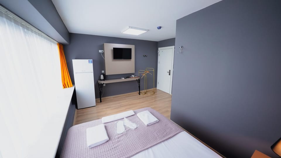 Bed, TV and multimedia, Photo of the whole room, Bedroom, towels, wardrobe