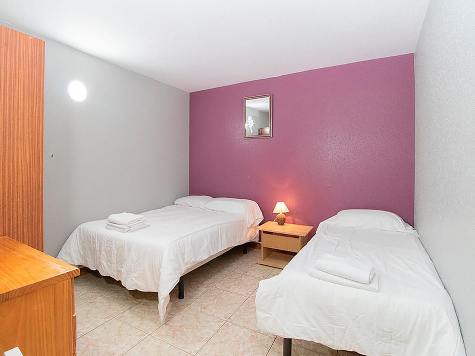 Bed, Photo of the whole room, Bedroom, children, children, children, young children, young children, young children, older children, older children, older children, group of guests, group of guests, group of guests, Family, Family, Family, heating, heating