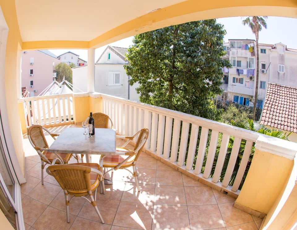 Spring, Day, Balcony/Terrace, Dining area, On site