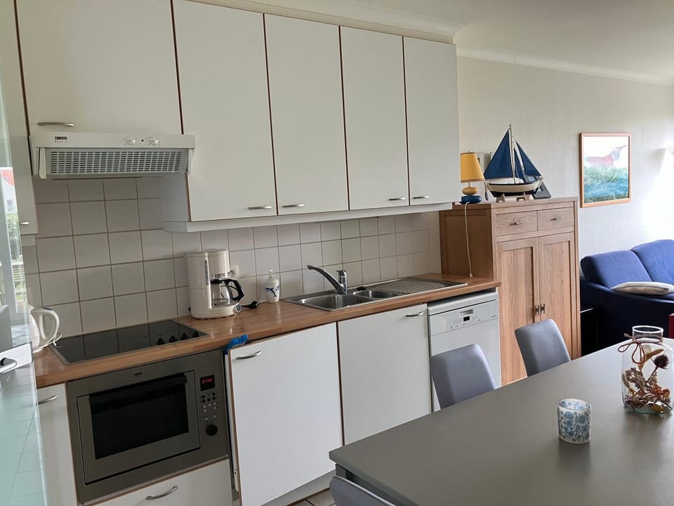 Coffee/tea facilities, Dining area, dishwasher, oven, pet friendly, stove, toaster