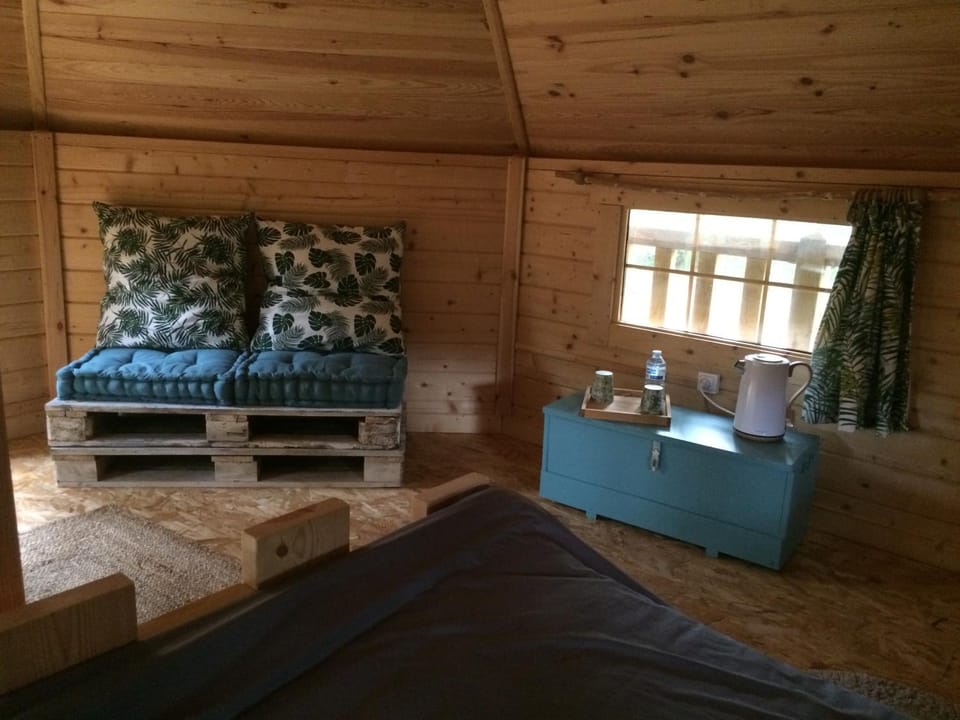 Coffee/tea facilities, Decorative detail, Bedroom