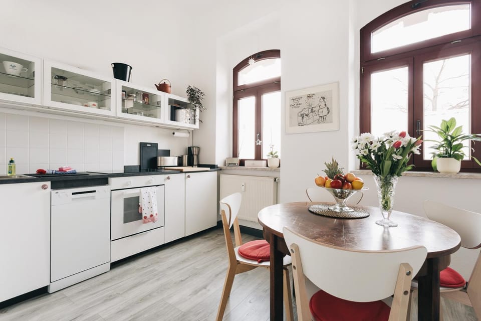 Coffee/tea facilities, Kitchen or kitchenette, dishwasher, oven, stove