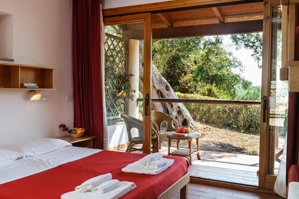 Patio, Bed, Day, Garden, View (from property/room), Balcony/Terrace, Photo of the whole room, Bedroom, Garden view, towels