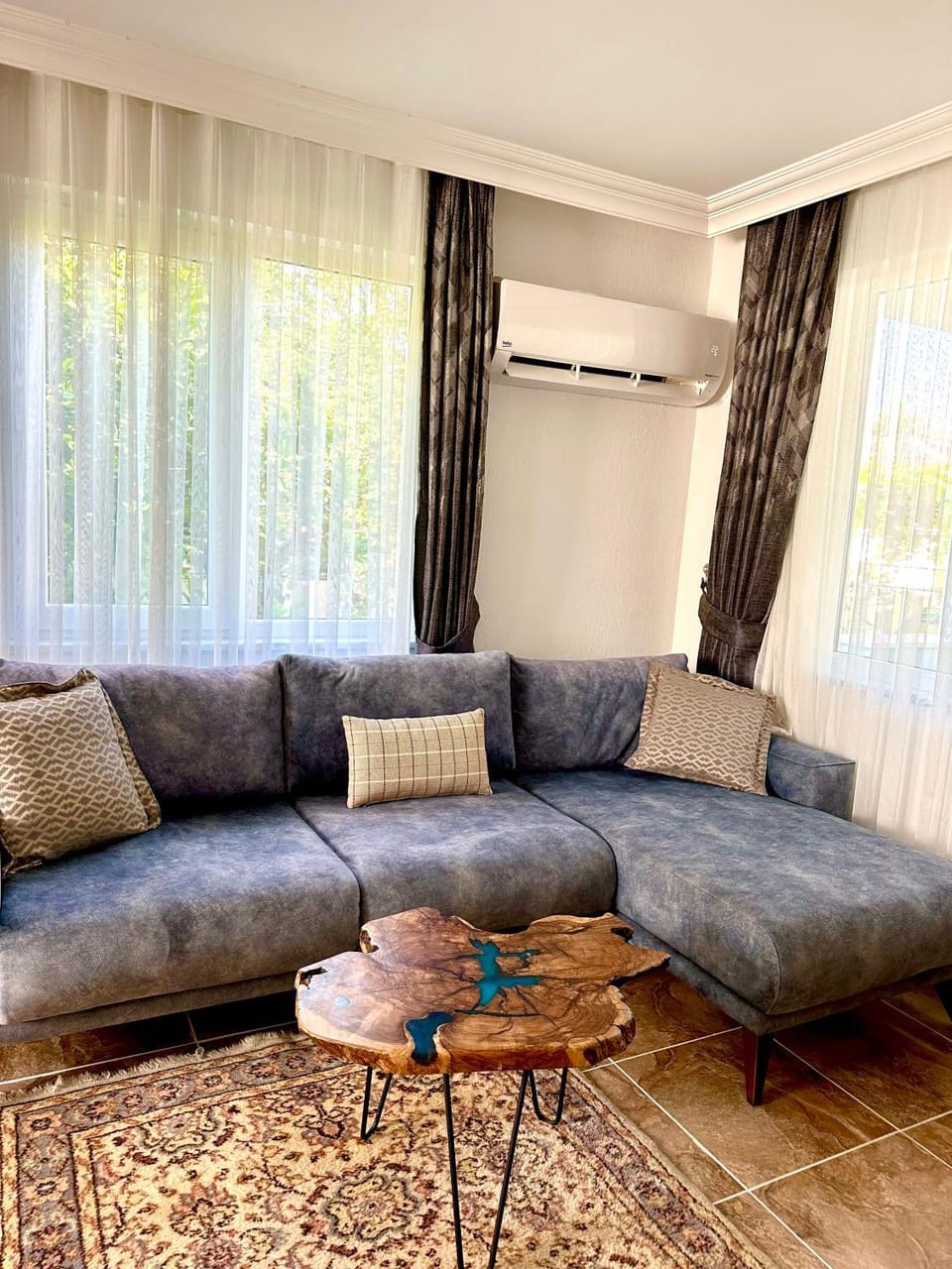 Living room, Seating area, air conditioner