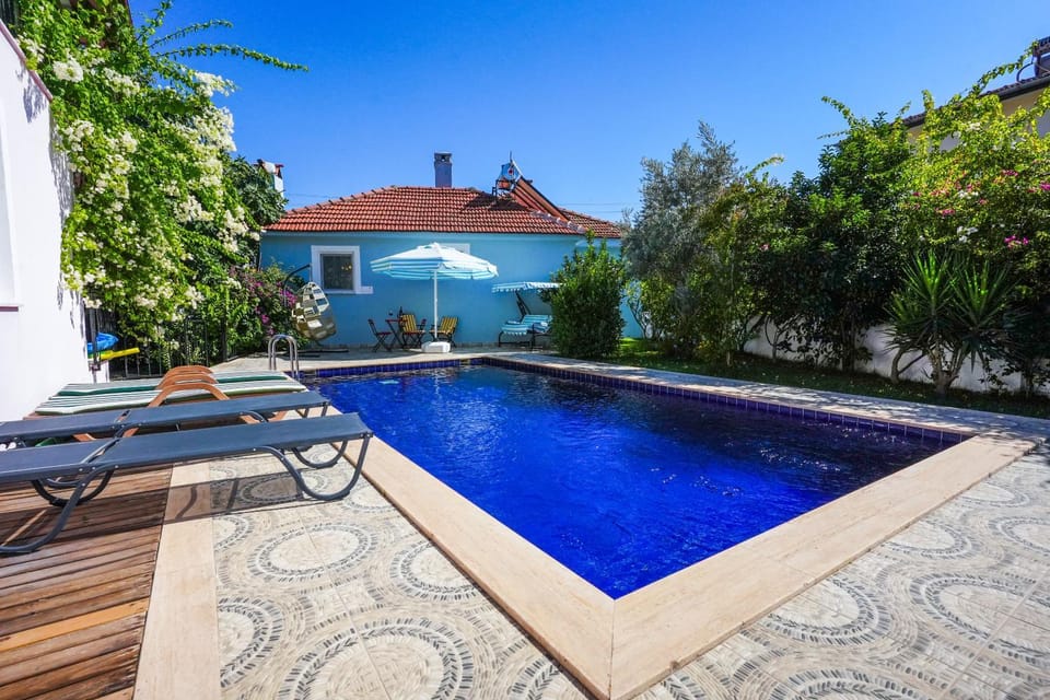 Swimming pool, sunbed