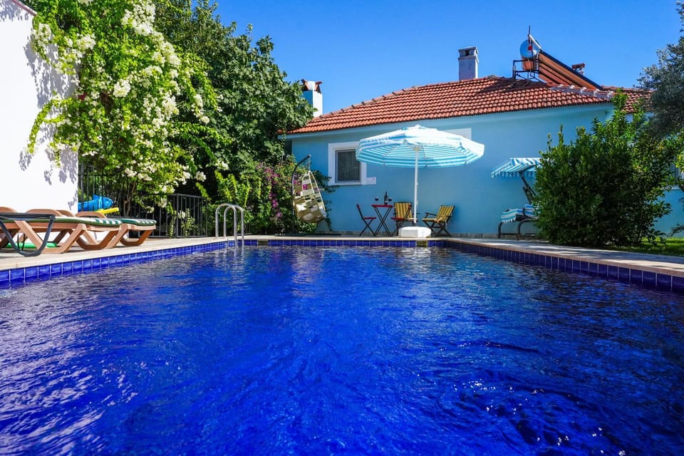 Property building, Day, Pool view, Swimming pool, sunbed