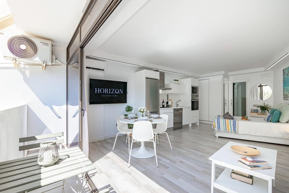 TV and multimedia, Kitchen or kitchenette, Living room, Dining area, air conditioner