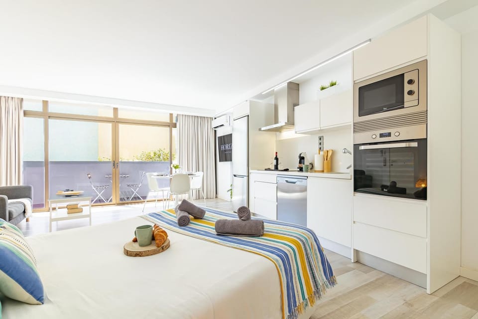 Bed, TV and multimedia, Photo of the whole room, Dining area, Bedroom