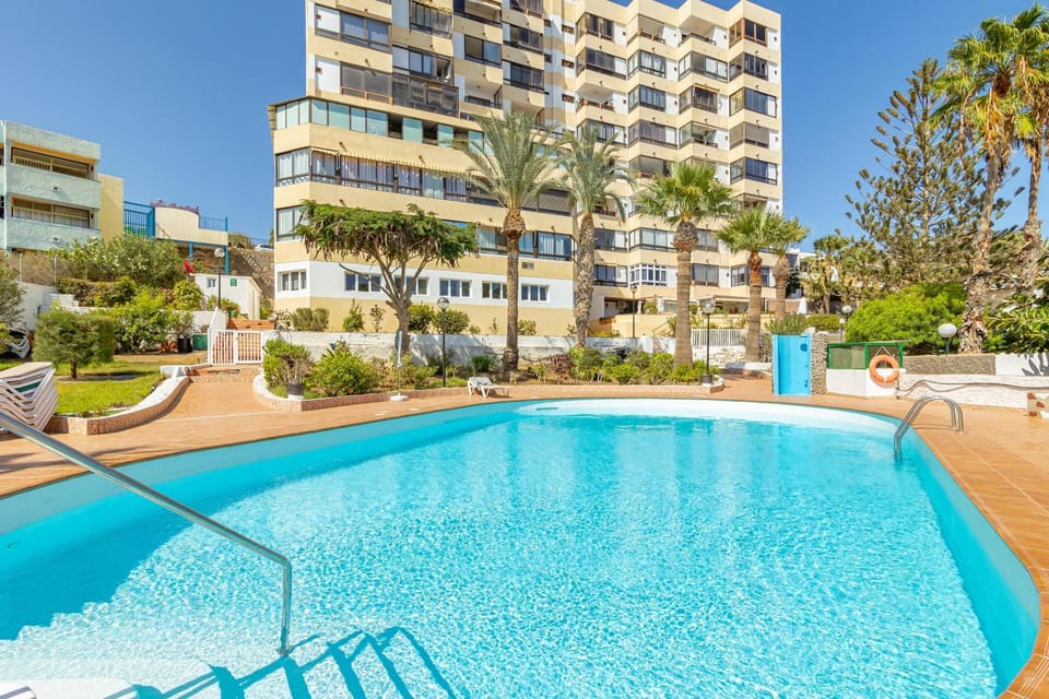 Property building, Day, Swimming pool, sunbed