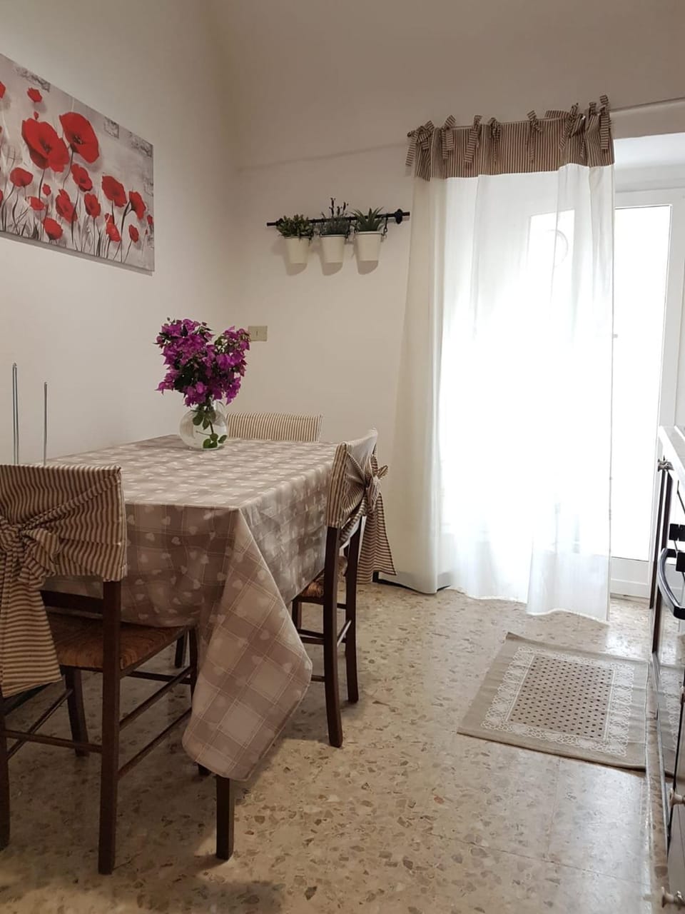 Coffee/tea facilities, Kitchen or kitchenette, Dining area
