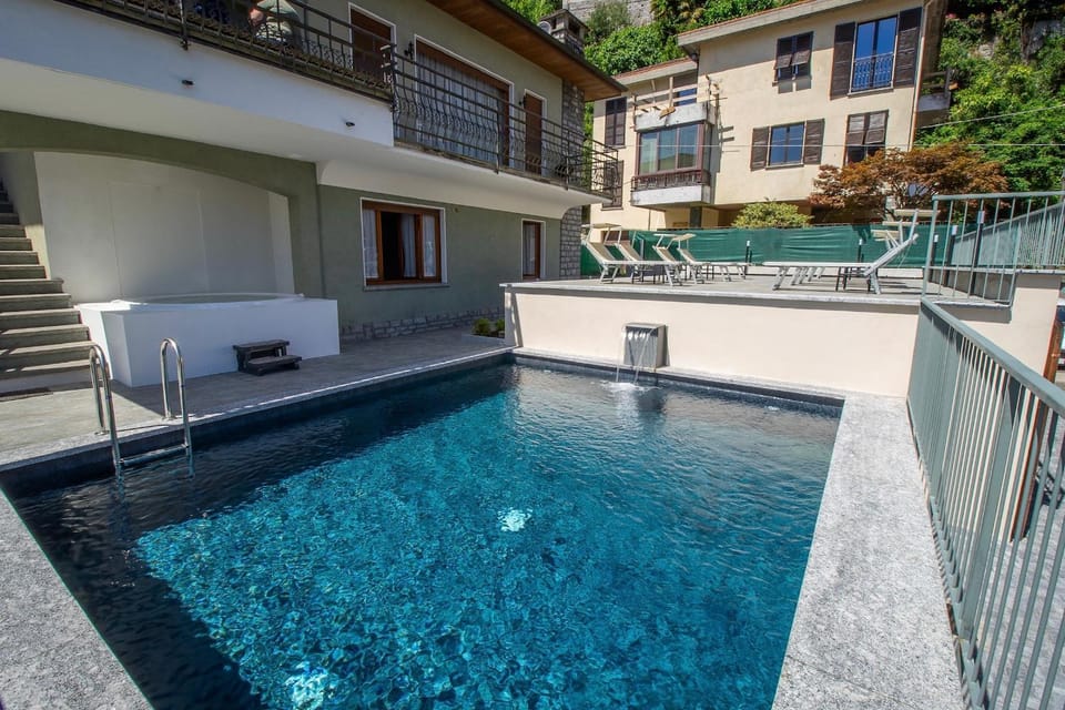 Solarium, Swimming pool, sunbed