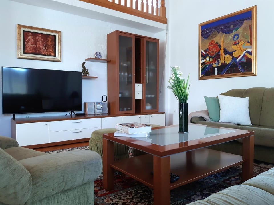 TV and multimedia, Living room, Seating area