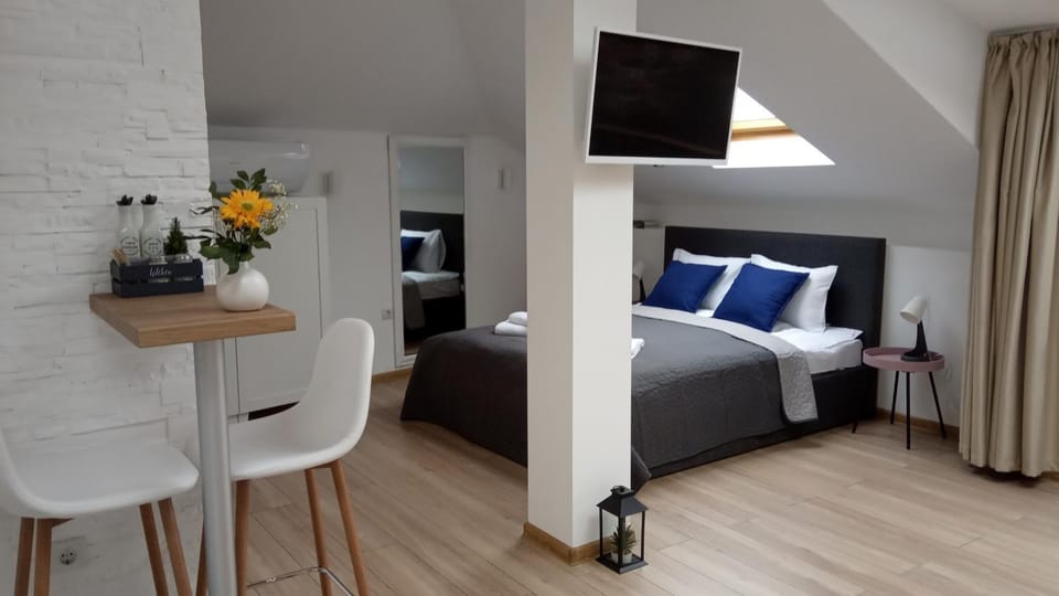 Bed, TV and multimedia, Bedroom