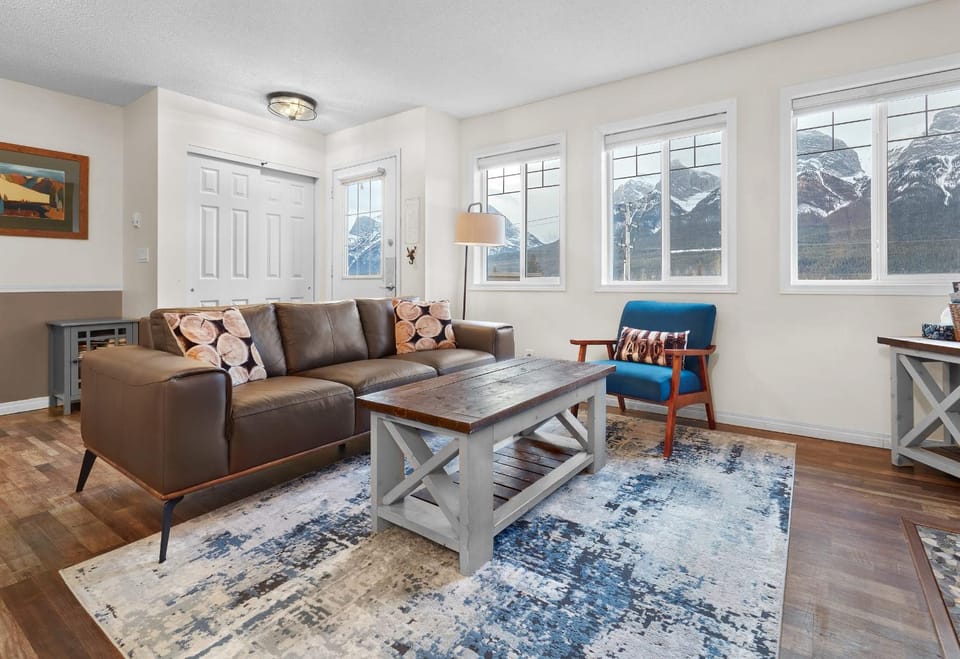 Mountain Gate - Pet Friendly 2BR w Mountain Views and open hot tub House in Canmore