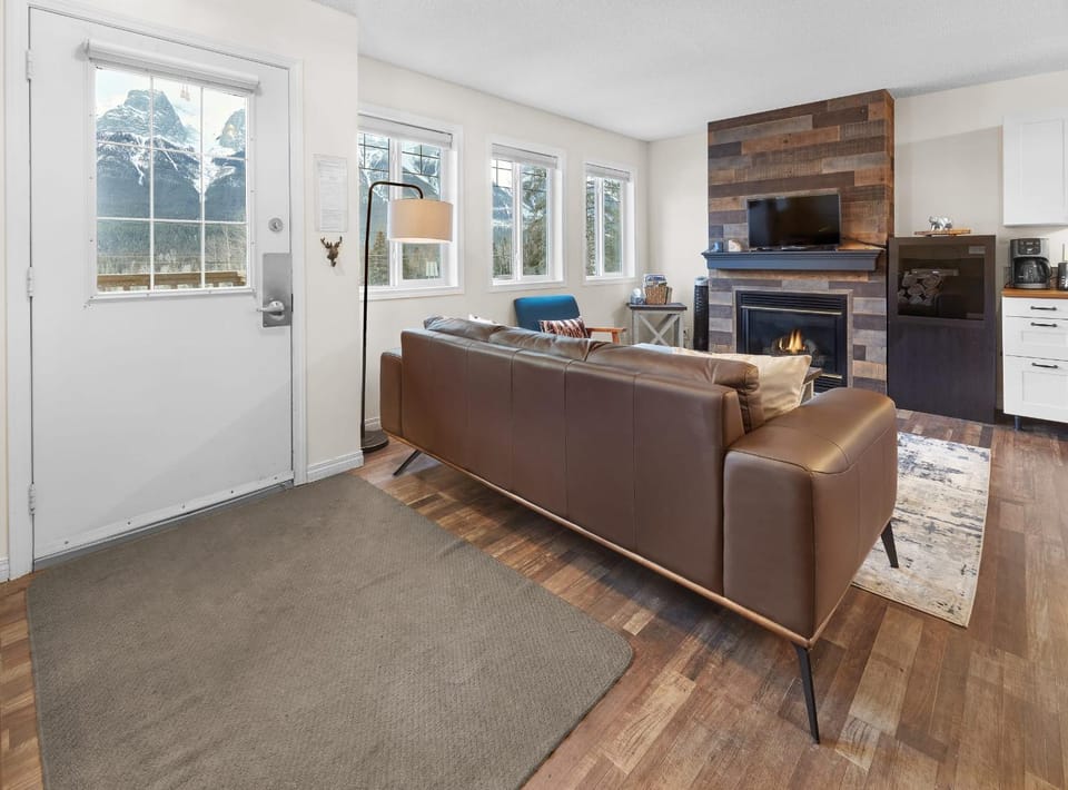 Mountain Gate - Pet Friendly 2BR w Mountain Views and open hot tub House in Canmore