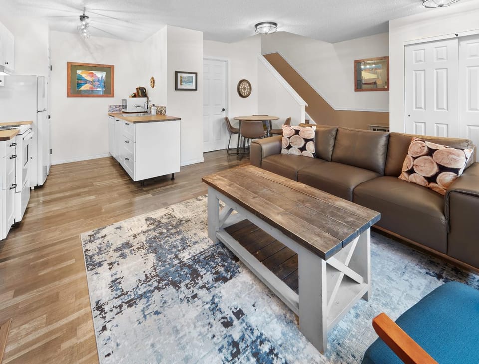 Mountain Gate - Pet Friendly 2BR w Mountain Views and open hot tub House in Canmore