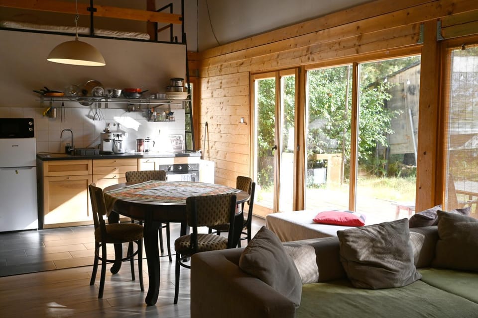 Coffee/tea facilities, Kitchen or kitchenette, Living room, toaster, air conditioner