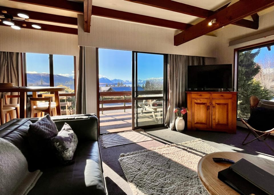 Living room, Lake view, Mountain view