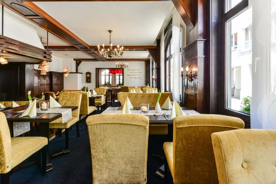 Restaurant/places to eat, Banquet/Function facilities, Decorative detail, Seating area