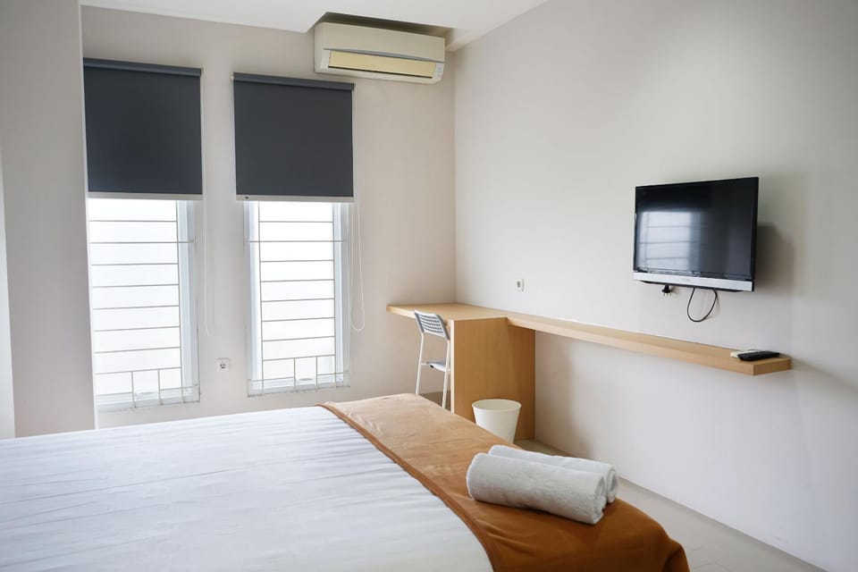 Bed, TV and multimedia, Bedroom
