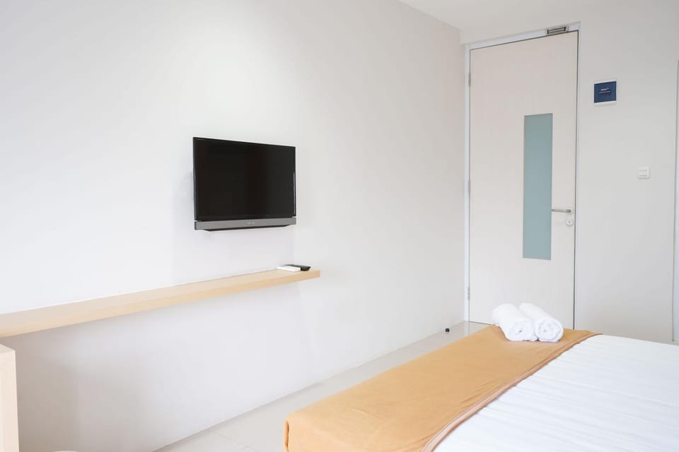 Bed, TV and multimedia, Bedroom