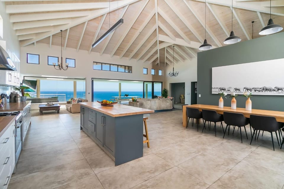 Dining area, Pool view