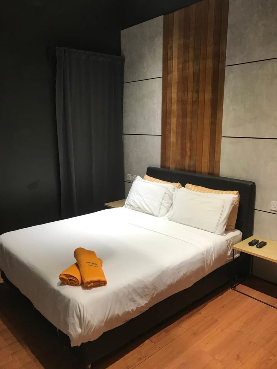 Bed, towels