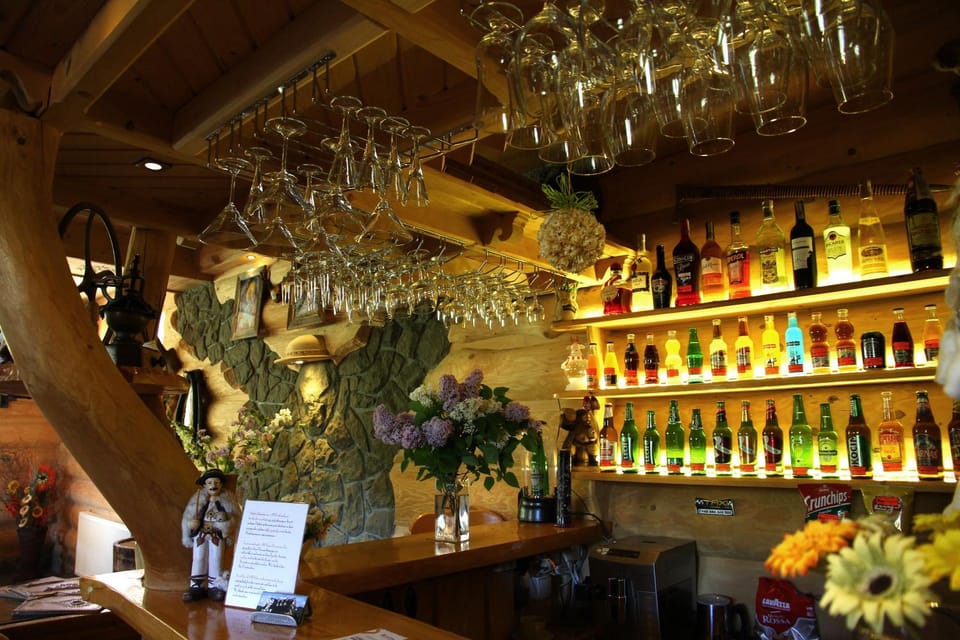 Lounge or bar, Food and drinks, Drinks, Alcoholic drinks