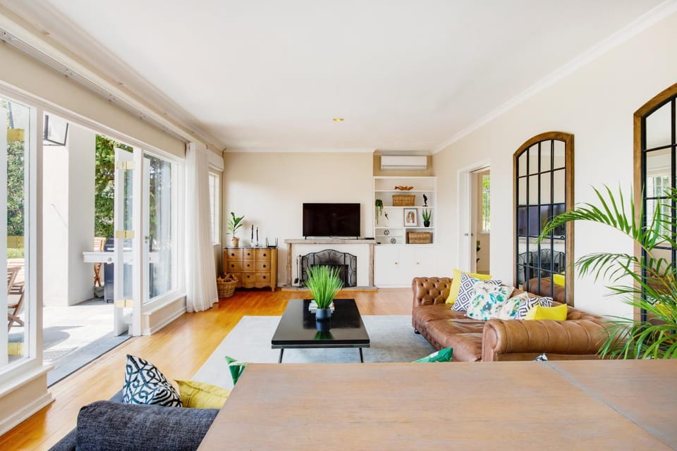 TV and multimedia, Living room, Seating area, air conditioner