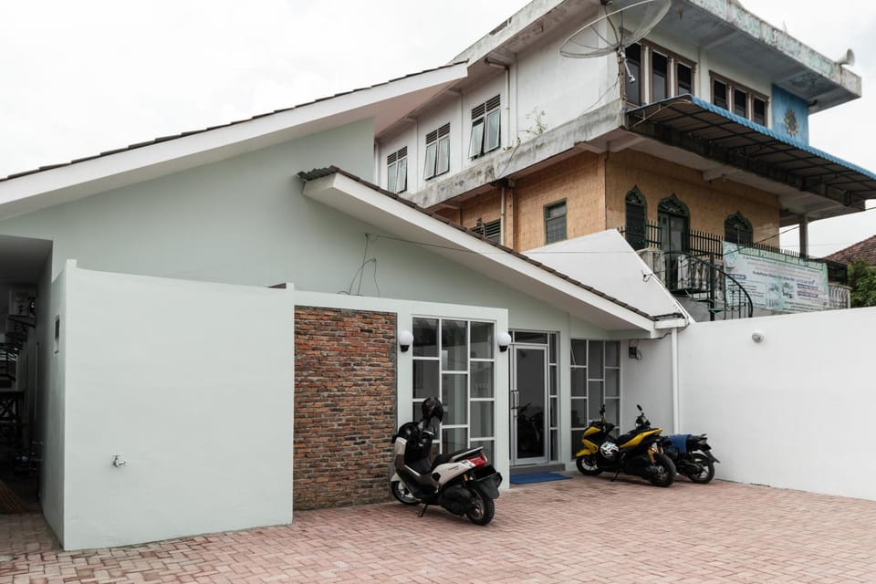RedDoorz Plus near RS USU Medan 2 Bed and Breakfast in Indonesia