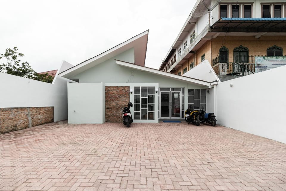 RedDoorz Plus near RS USU Medan 2 Bed and Breakfast in Indonesia