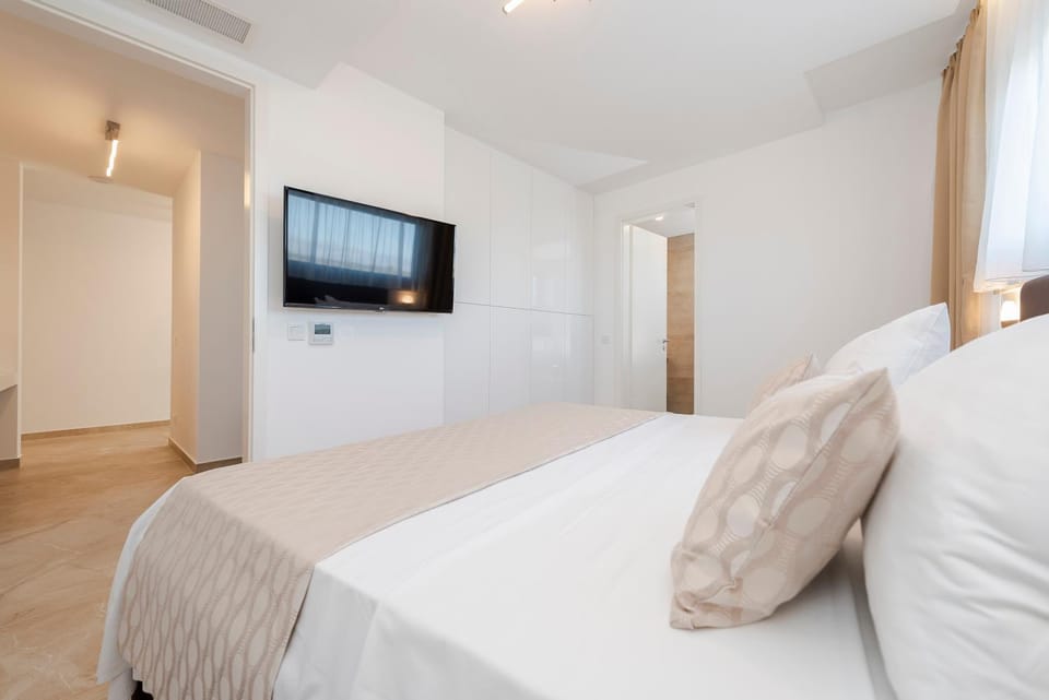 Bed, TV and multimedia, Bedroom