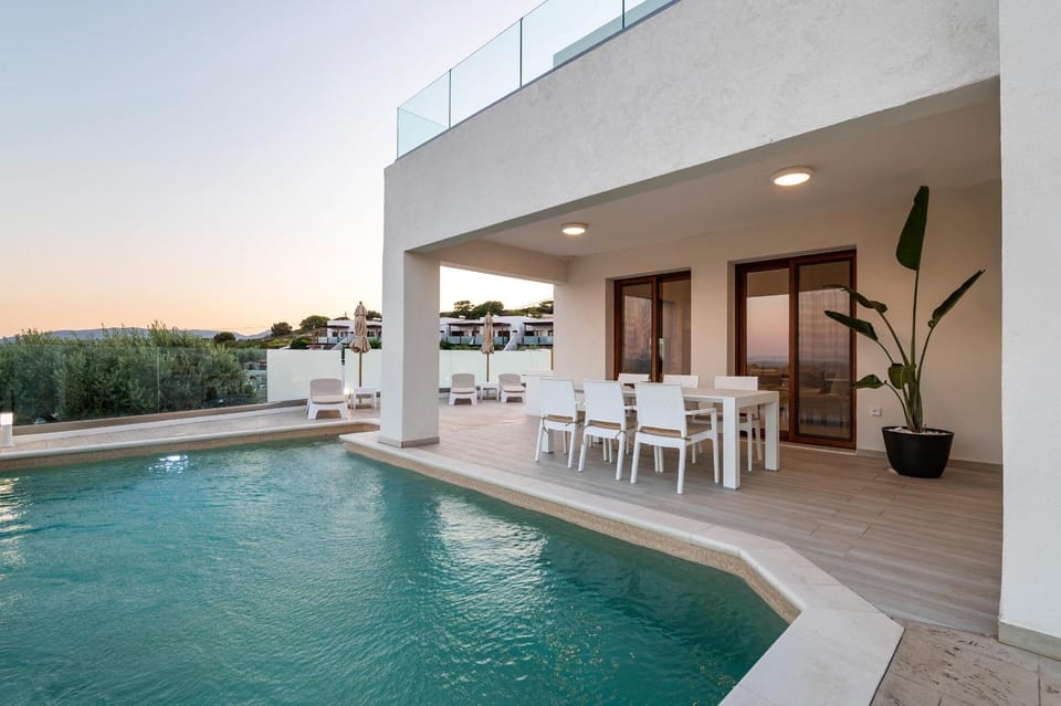 Swimming pool, Swimming pool