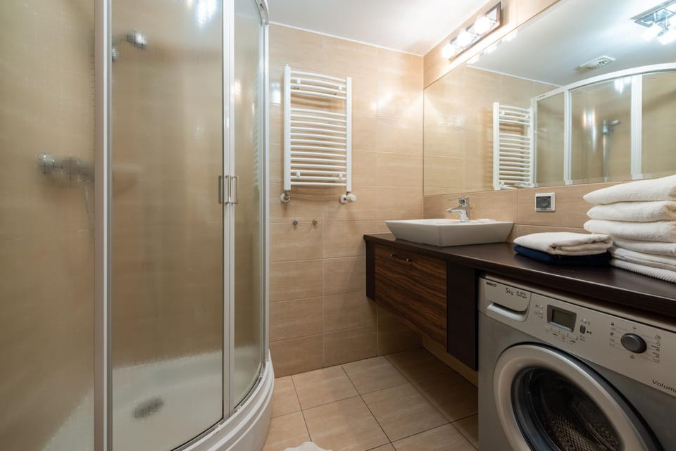 Shower, Bathroom, towels, washing machine