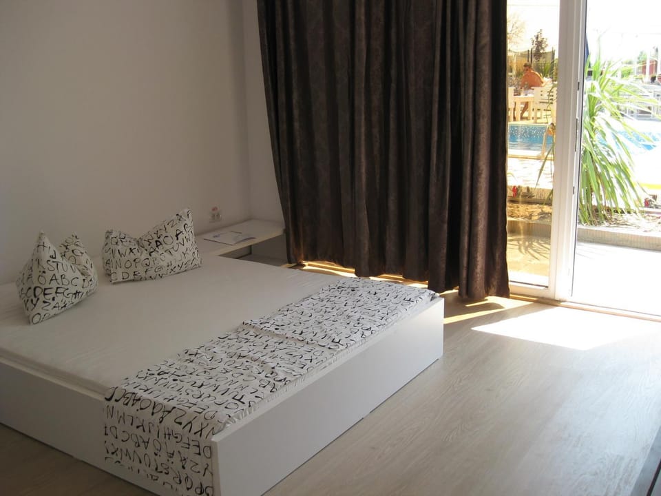 Bed, Photo of the whole room